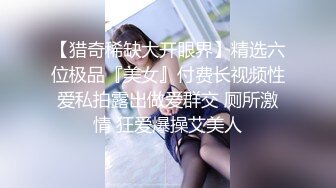 颜值不错的无毛小浪妹，就喜欢让大哥的鸡巴深喉插进嘴里