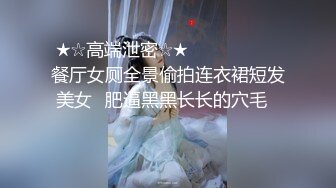 长相不错，身材很匀称的美少妇，一腿白丝，一腿黑丝，道具自慰，洗澡诱惑