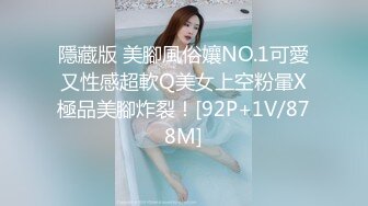 嫩模丝丝坐在沙发上玩逼拍写真被摄影师和导演肆意玩弄