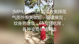 女友不在調戲和她一起合租的漂亮女閨蜜,不反抗很配合,當場扒掉她睡衣和內褲開操,幹的太猛美女用手頂著床!