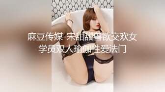 小姐姐玩手机我在她后面磨插1