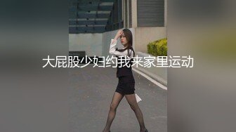 水果摊买香蕉的蓝裙美女，内裤裆部竟然是透明的，毛毛清晰可见