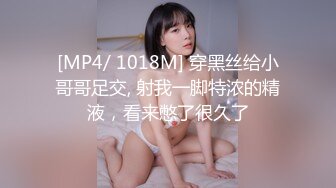 《母子乱伦》趁着中午家里没人还是忍不住冒险和妈妈打一炮❤️开始不同意但是一摸就像换了个人一样