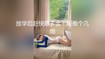 创意性爱美女趴在窗台屁股在外被人玩逼头在屋里吃鸡巴3P操的就是嗨