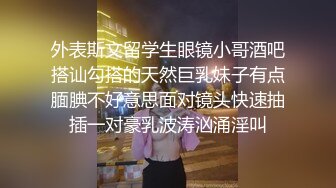 【近日刚播颜值身材超棒女神】全身抹上精油，两个大车灯油光程亮，抖动肥臀镜头前特写，一线天肥穴多是白浆