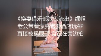 女孩接电话说妈我在同学家玩等会就回去，一边接电话一边舔鸡巴，小美女学生妹骚逼淫荡对白