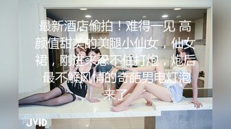 搂着女友细腰冲锋