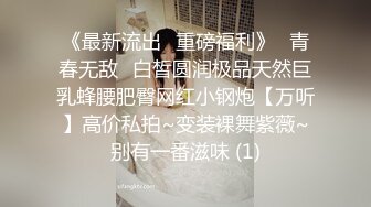 一脸呆萌18双马尾小萝莉，娇小身材白嫩贫乳，撩起睡衣扭动屁股