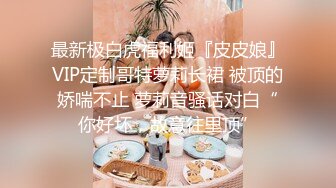 ZT全景厕拍系列18  穿羽绒服的美少妇下面的黑森林很是茂盛