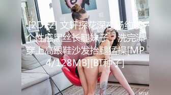 B站很火的舞蹈区双马尾可爱美少女浆果儿麦德龙大卖场里大胆露出