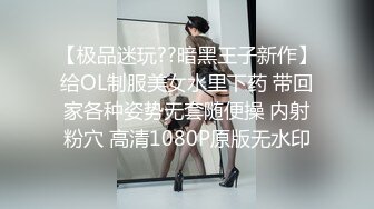 《稀缺资源??魔手外购》美女聚集地游泳馆女客更衣淋浴间内部真实高清偸拍独特的角度从下向上完美欣赏小姐姐敏感部位