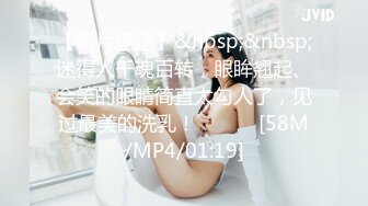 圓潤可愛大眼睛清純女友真熟練,坐在男友雙腿上不願下來,摟著坐騎