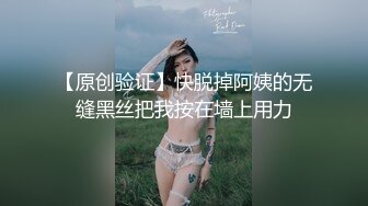 幸福眼镜哥，双飞大奶妹，左拥右抱一起舔屌，骑上来插骚逼，奶子直晃动，搞完双女假屌插穴