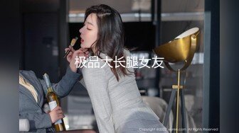 美丽的金发女郎亚历克西斯骑上她选择的交通工具去欧洲观光时看起来很性感。城里的任何其他游客可能会忽略这