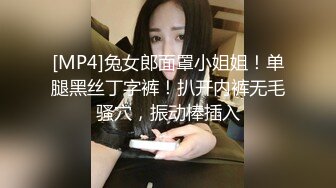 国内厕拍大神潜入师范学院隔板女厕手持设备偷拍美女尿尿离得太近被穿拖鞋的妹子发现了