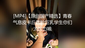 KTV女厕偷拍背包少妇光顾着玩手机下面已经全部失守完全不知道