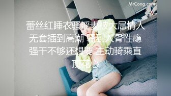 商场女厕双镜头全景偷拍口罩美女的多毛小嫩鲍