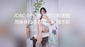 写字楼厕拍白底黑网格上衣很喜庆的少妇