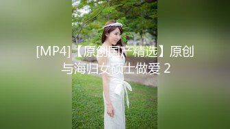 [MP4/ 1.16G]&nbsp;&nbsp;大红唇新人骚女被两大汉3P，白丝袜丁字裤，翘起屁股看穴，两根JB轮流舔