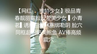 公司西装男职员厕所偷情被发现