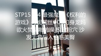 在她光滑的脸上磨擦