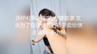 胸前纹身红唇美女振动棒疯狂插穴，淫语骚话无毛嫩穴极度诱惑