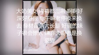 镜子前欣赏老婆