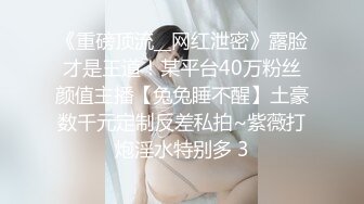 女主播直播玩游戏玩输了受惩罚 被对方拿拖鞋打逼 看着都疼