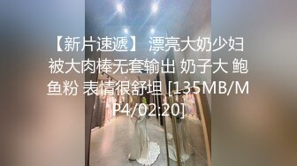 小母狗女友撅起屁股展示流出的白浆