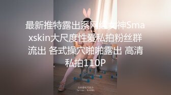 一个美丽的女人，带着不断的微笑扭曲她的脸