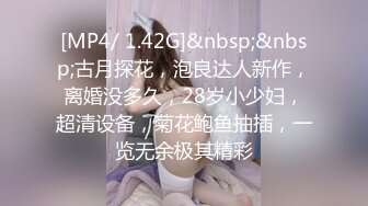 商场女厕多角度偷拍 背着包的美女 一门心思玩手机 咱就专门拍BB