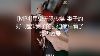 年轻小夫妻露脸和老公啪啪做爱，镜头前手指插逼，打飞机