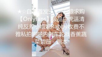 [MP4/ 427M]&nbsp;&nbsp;上面在玩吃鸡下面美女吃JB&nbsp;&nbsp;极品美女趴在桌子下口交&nbsp;&nbsp;吸吮大屌用脚磨蹭小穴&nbsp;&nbsp;顶级蜜桃臀 骑