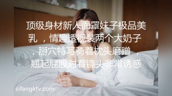 偷窥美容院，美艳少妇带着婴儿过来做脸部保养，保养完了儿子也饿了，背着工作人员露出巨乳喂奶，一嘴吃一手玩！