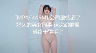 小美女的BB痒痒拿矿泉水洗