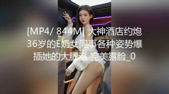 长裙靓女和男友开心逛街。一次性透明内内前后CD