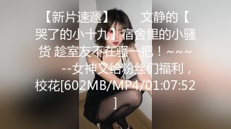 等待起飞的小少妇露脸，撅着屁股让小哥后入狂草，激情上位疯狂抽插，享受大鸡巴带来的快感，让小哥干出白浆