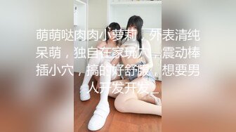 吃烧烤结帐的时候发现邻桌的小妹也在买单 意外发现没穿胸罩 两个奶子好圆润