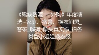 一直躲在卫生间偷偷玩手机的高跟美女