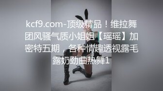 商场女厕小手电偷拍牛仔短裤美女干净肥美的嫩鲍鱼