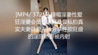 骚女友的诱惑，情趣装诱惑漏逼内裤，给大哥各种舔鸡巴，无套抽插主动上位自己玩骚奶子，让大哥爆草射肚子上