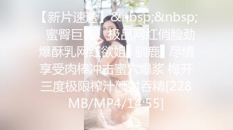 TWTP 同班的平胸清纯女神洗澡被偷拍两只娇乳犹如两个荷包蛋扣在胸前